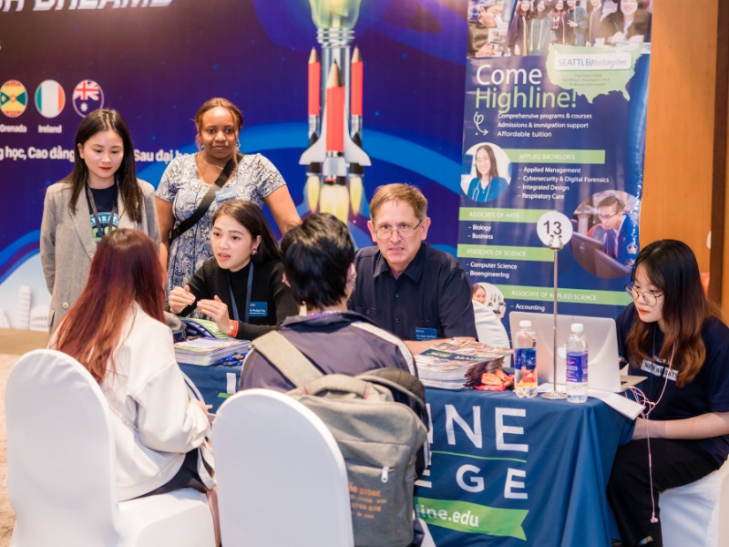 A school representative provides useful information to students at Capstone's StudyGlobal Education Fair